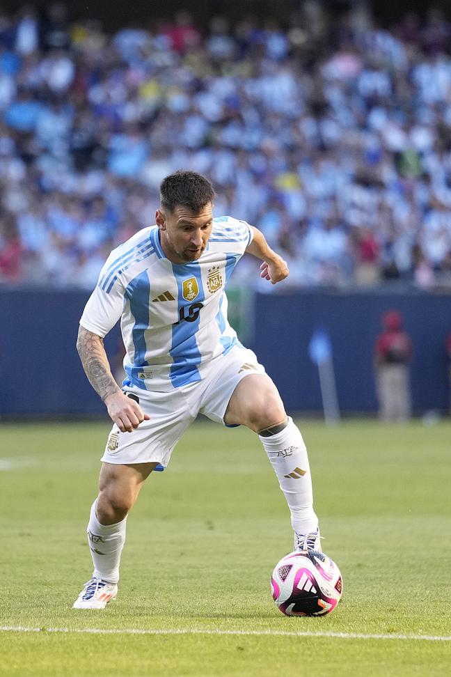 TA：埃切韦里倾向于租借加盟英超俱乐部；德甲球队也有意尼潘（TA：埃切韦里更倾向以租借形式加盟英超；德甲多队有意尼潘）