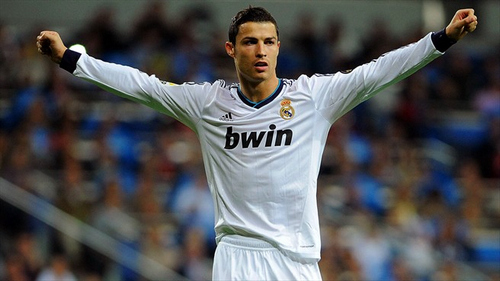 打破小贝纪录，布鲁日前锋福布斯是欧冠对巴萨传射最年轻球员（布鲁日前锋福布斯超越小贝，创欧冠对阵巴萨传射最年轻纪录）