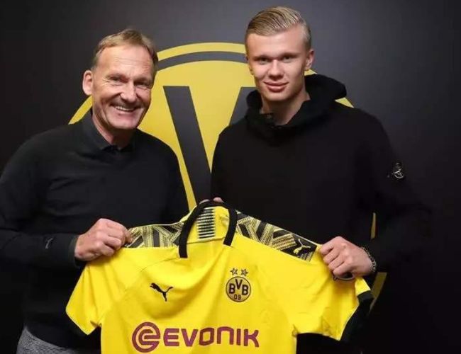 土超比赛双方在禁区里打架，裁判未吹停比赛导致主队打入空门（土超禁区内爆发冲突，裁判未鸣哨，主队趁机打进空门）