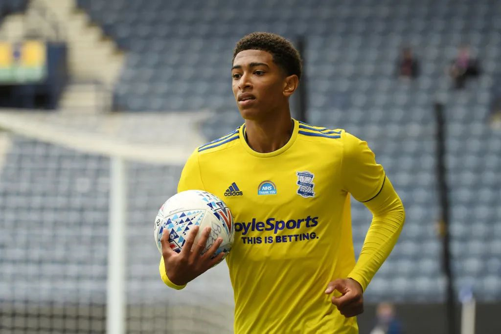 阿斯顿维拉客场4-3击败布莱顿，斩获8连胜，升至积分榜第三，距曼城仅1分，将于12月6日主场对阵阿森纳。