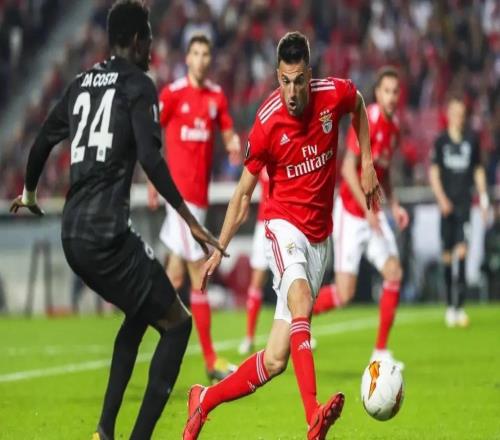 来砸场子的？几位C罗球迷现身梅西印度行看台，被安保请出场（几名C罗球迷亮相梅西印度行看台，随后被安保请离场）