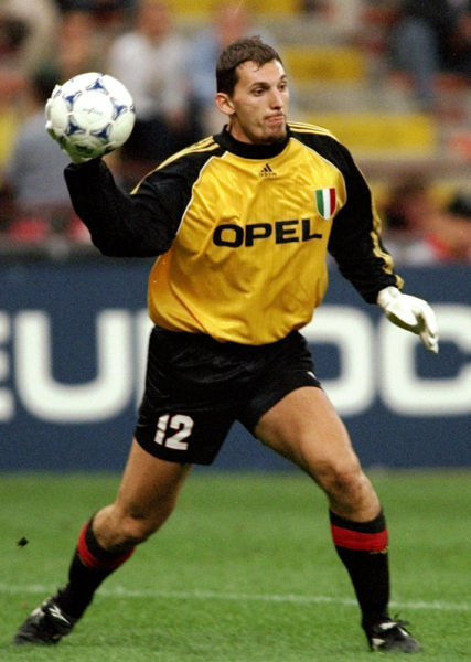 名宿公开夸赞球队新星（传奇球星公开力赞球队新秀）