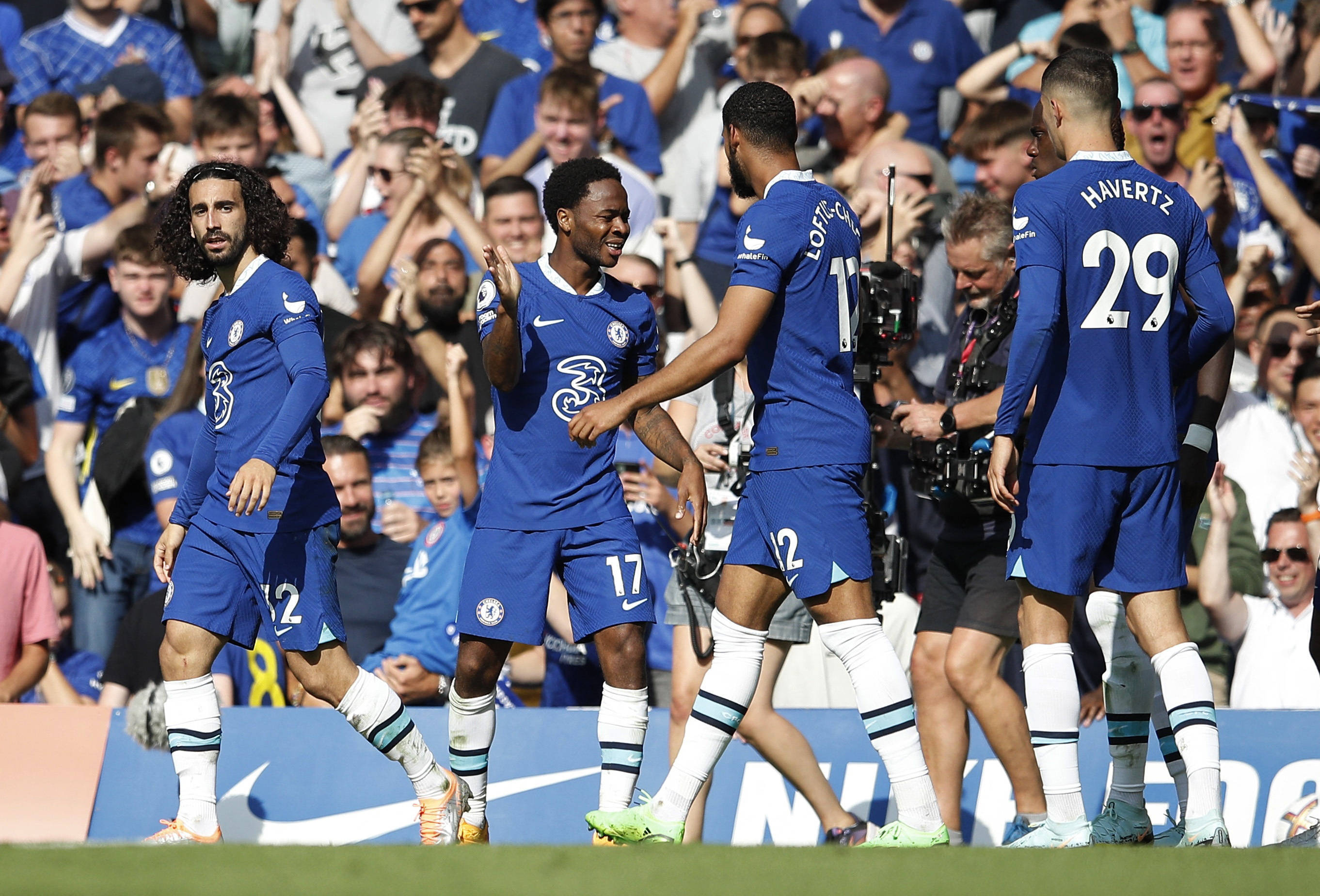 如何在足球场上保持心理稳定？（足球比赛中的心态管理指南）